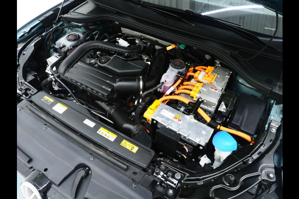Volkswagen Passat Variant 1.5 eHybrid 204PK | Leder/Alcantara | Massage | Trekhaak | HUD | Camera | Adaptive Cruise | Sfeerlicht | Carplay