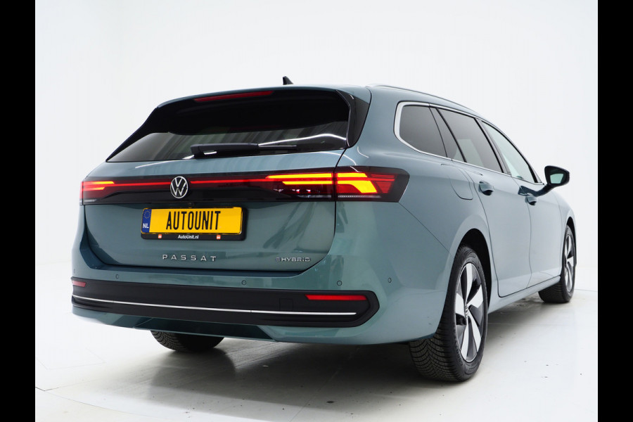 Volkswagen Passat Variant 1.5 eHybrid 204PK | Leder/Alcantara | Massage | Trekhaak | HUD | Camera | Adaptive Cruise | Sfeerlicht | Carplay