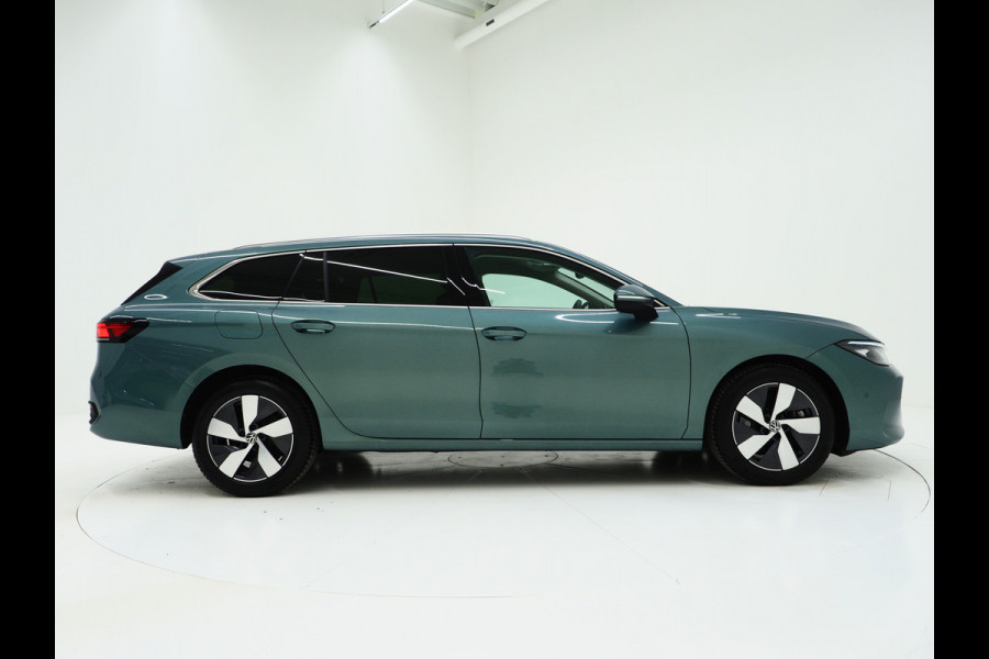 Volkswagen Passat Variant 1.5 eHybrid 204PK | Leder/Alcantara | Massage | Trekhaak | HUD | Camera | Adaptive Cruise | Sfeerlicht | Carplay