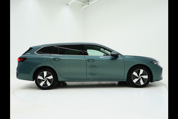 Volkswagen Passat Variant 1.5 eHybrid 204PK | Leder/Alcantara | Massage | Trekhaak | HUD | Camera | Adaptive Cruise | Sfeerlicht | Carplay