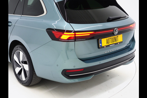Volkswagen Passat Variant 1.5 eHybrid 204PK | Leder/Alcantara | Massage | Trekhaak | HUD | Camera | Adaptive Cruise | Sfeerlicht | Carplay
