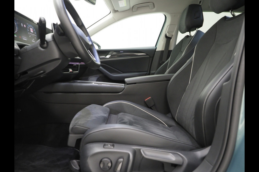 Volkswagen Passat Variant 1.5 eHybrid 204PK | Leder/Alcantara | Massage | Trekhaak | HUD | Camera | Adaptive Cruise | Sfeerlicht | Carplay