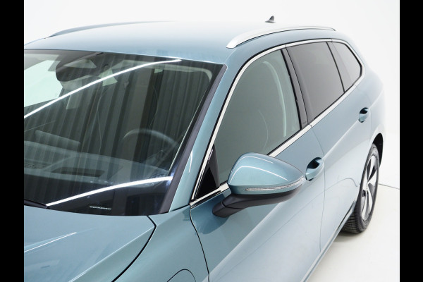 Volkswagen Passat Variant 1.5 eHybrid 204PK | Leder/Alcantara | Massage | Trekhaak | HUD | Camera | Adaptive Cruise | Sfeerlicht | Carplay