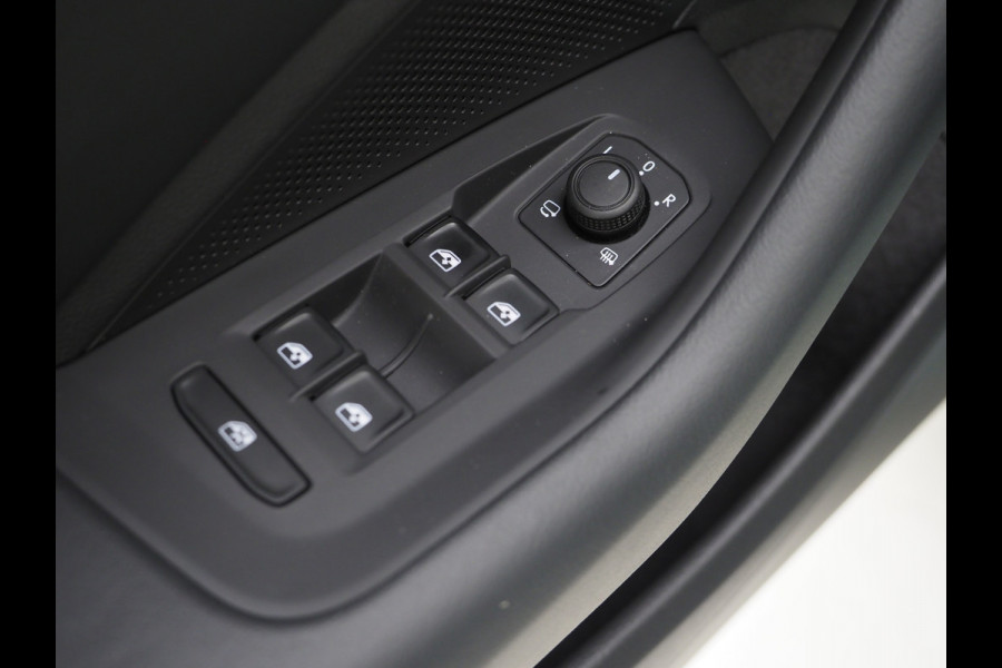 Volkswagen Passat Variant 1.5 eHybrid 204PK | Leder/Alcantara | Massage | Trekhaak | HUD | Camera | Adaptive Cruise | Sfeerlicht | Carplay