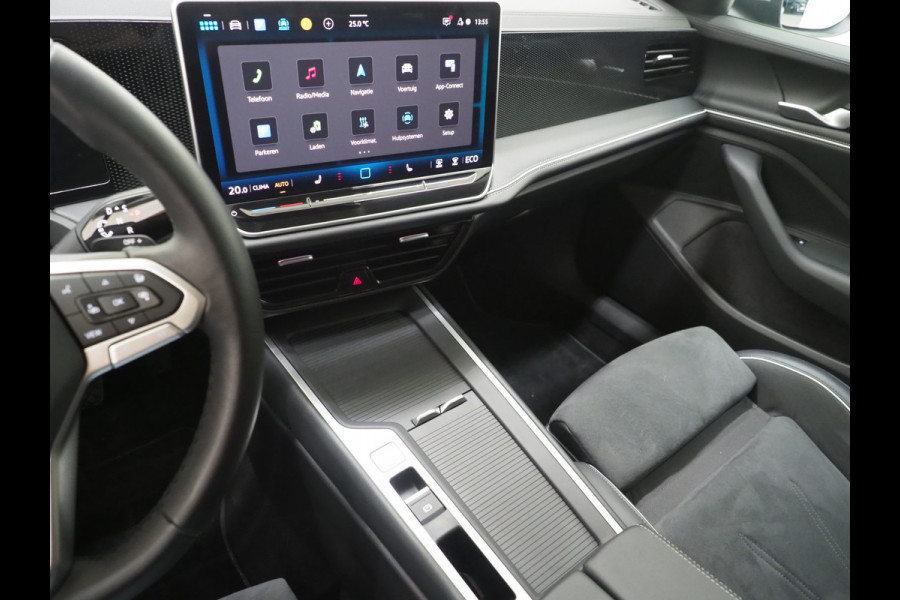Volkswagen Passat Variant 1.5 eHybrid 204PK | Leder/Alcantara | Massage | Trekhaak | HUD | Camera | Adaptive Cruise | Sfeerlicht | Carplay