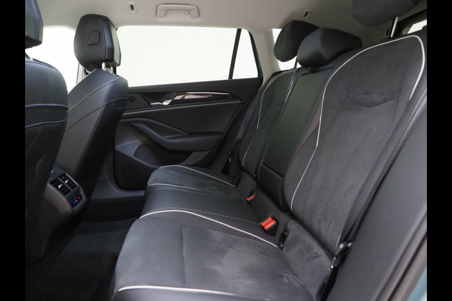 Volkswagen Passat Variant 1.5 eHybrid 204PK | Leder/Alcantara | Massage | Trekhaak | HUD | Camera | Adaptive Cruise | Sfeerlicht | Carplay
