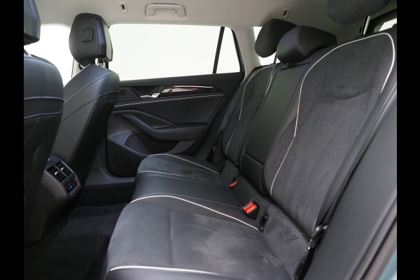 Volkswagen Passat Variant 1.5 eHybrid 204PK | Leder/Alcantara | Massage | Trekhaak | HUD | Camera | Adaptive Cruise | Sfeerlicht | Carplay
