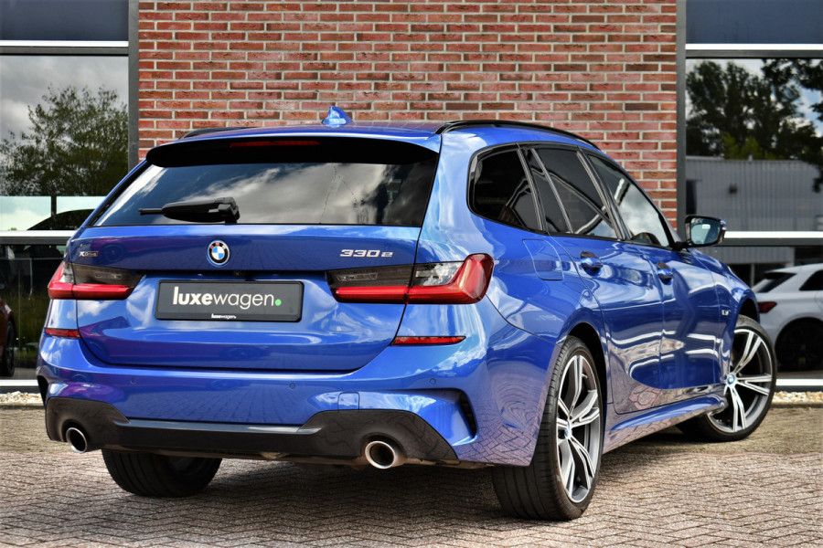 BMW 3 Serie Touring 330e xDrive M-Sport Pano Trekh El-zetels HUD Laser 19inch Adp-onderstel