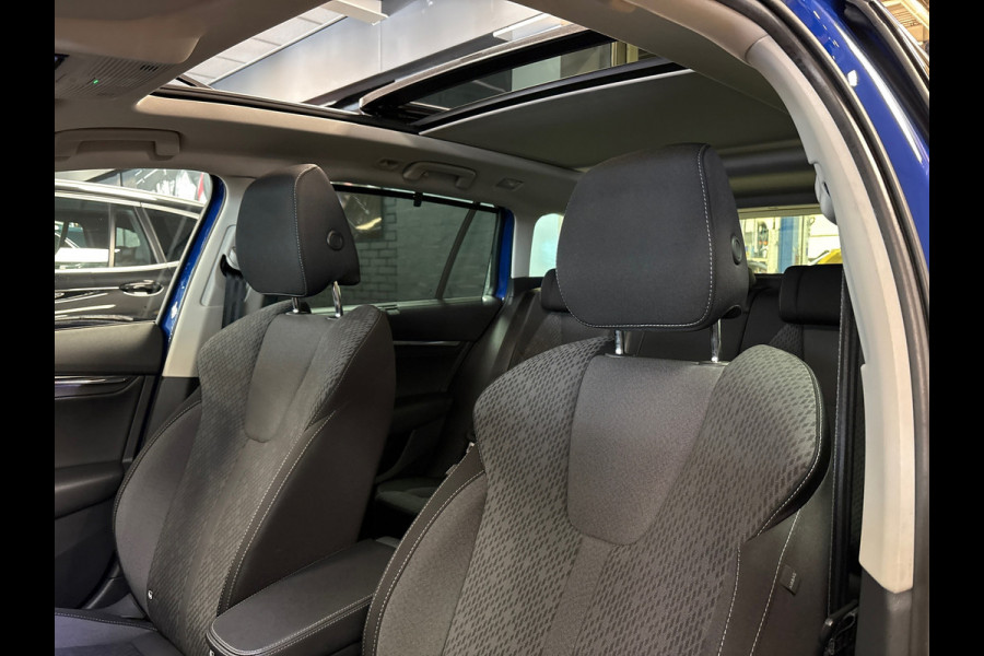 Škoda Octavia Combi 1.4 TSI iV PHEV style Business / panoramadak / stoel + stuur verwarming /