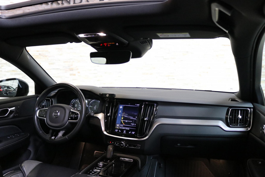 Volvo V60 2.0 T8 Twin Engine AWD R-Design | Adaptive cruise | Trekhaak | Stoelverw. V+A | Carplay | Dodehoek assistentie |