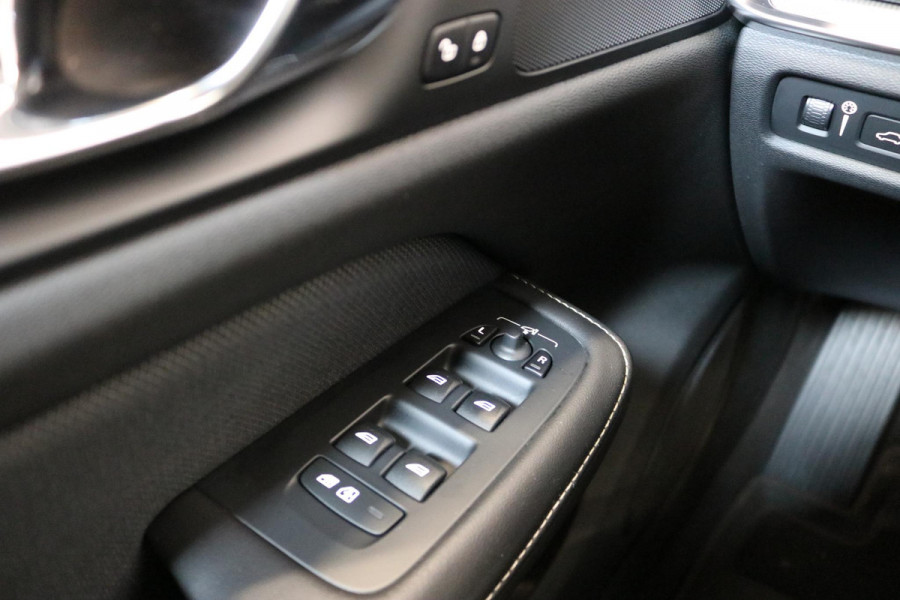 Volvo V60 2.0 T8 Twin Engine AWD R-Design | Adaptive cruise | Trekhaak | Stoelverw. V+A | Carplay | Dodehoek assistentie |