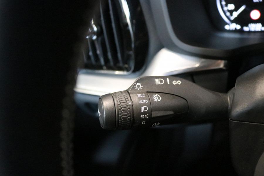 Volvo V60 2.0 T8 Twin Engine AWD R-Design | Adaptive cruise | Trekhaak | Stoelverw. V+A | Carplay | Dodehoek assistentie |
