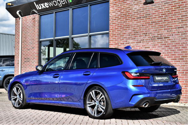 BMW 3 Serie Touring 330e xDrive M-Sport Pano Trekh El-zetels HUD Laser 19inch Adp-onderstel