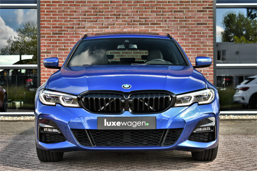 BMW 3 Serie Touring 330e xDrive M-Sport Pano Trekh El-zetels HUD Laser 19inch Adp-onderstel