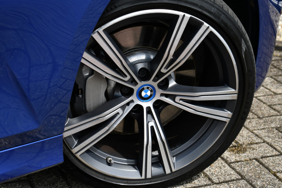 BMW 3 Serie Touring 330e xDrive M-Sport Pano Trekh El-zetels HUD Laser 19inch Adp-onderstel