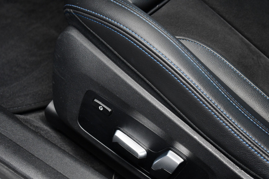 BMW 3 Serie Touring 330e xDrive M-Sport Pano Trekh El-zetels HUD Laser 19inch Adp-onderstel