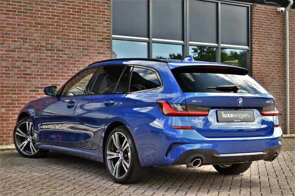 BMW 3 Serie Touring 330e xDrive M-Sport Pano Trekh El-zetels HUD Laser 19inch Adp-onderstel