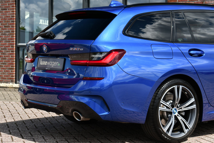 BMW 3 Serie Touring 330e xDrive M-Sport Pano Trekh El-zetels HUD Laser 19inch Adp-onderstel
