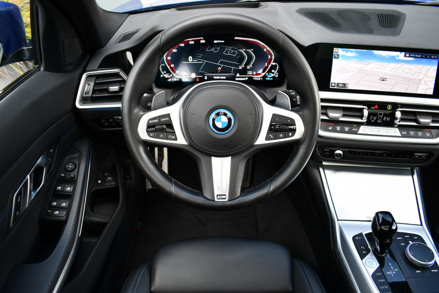 BMW 3 Serie Touring 330e xDrive M-Sport Pano Trekh El-zetels HUD Laser 19inch Adp-onderstel