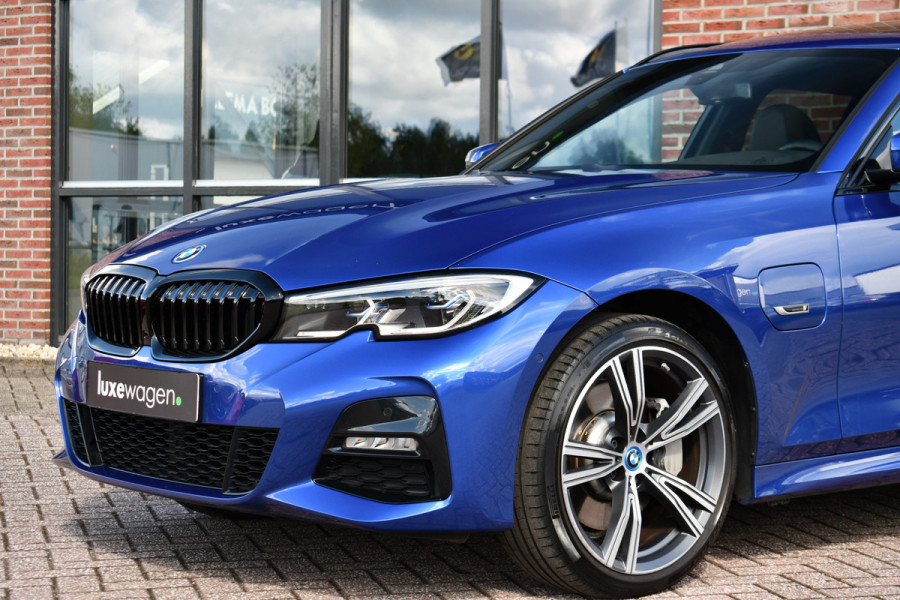 BMW 3 Serie Touring 330e xDrive M-Sport Pano Trekh El-zetels HUD Laser 19inch Adp-onderstel