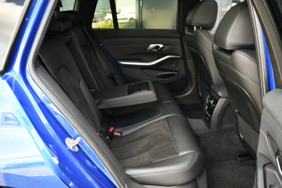 BMW 3 Serie Touring 330e xDrive M-Sport Pano Trekh El-zetels HUD Laser 19inch Adp-onderstel