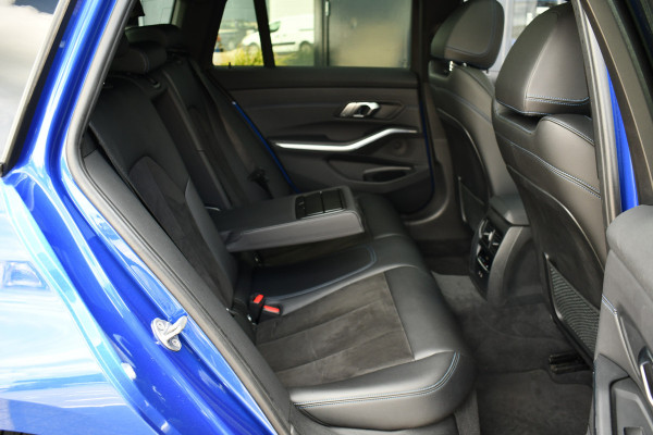 BMW 3 Serie Touring 330e xDrive M-Sport Pano Trekh El-zetels HUD Laser 19inch Adp-onderstel