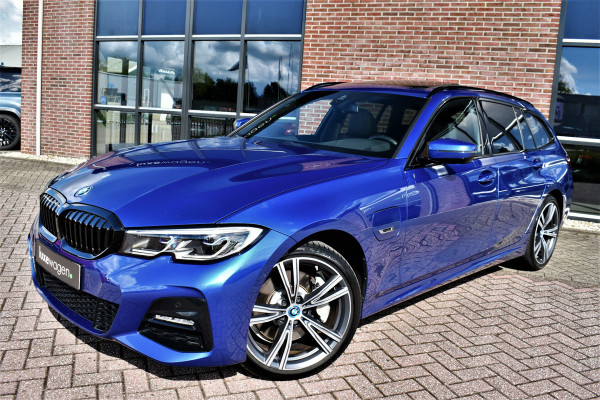 BMW 3 Serie Touring 330e xDrive M-Sport Pano Trekh El-zetels HUD Laser 19inch Adp-onderstel