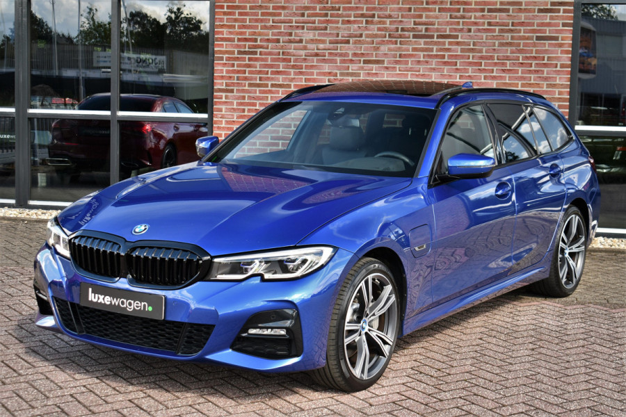 BMW 3 Serie Touring 330e xDrive M-Sport Pano Trekh El-zetels HUD Laser 19inch Adp-onderstel