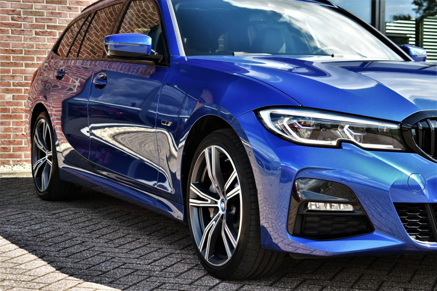 BMW 3 Serie Touring 330e xDrive M-Sport Pano Trekh El-zetels HUD Laser 19inch Adp-onderstel