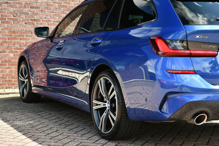 BMW 3 Serie Touring 330e xDrive M-Sport Pano Trekh El-zetels HUD Laser 19inch Adp-onderstel