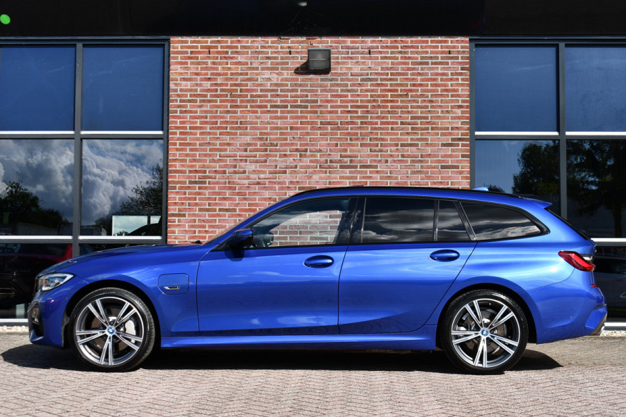 BMW 3 Serie Touring 330e xDrive M-Sport Pano Trekh El-zetels HUD Laser 19inch Adp-onderstel