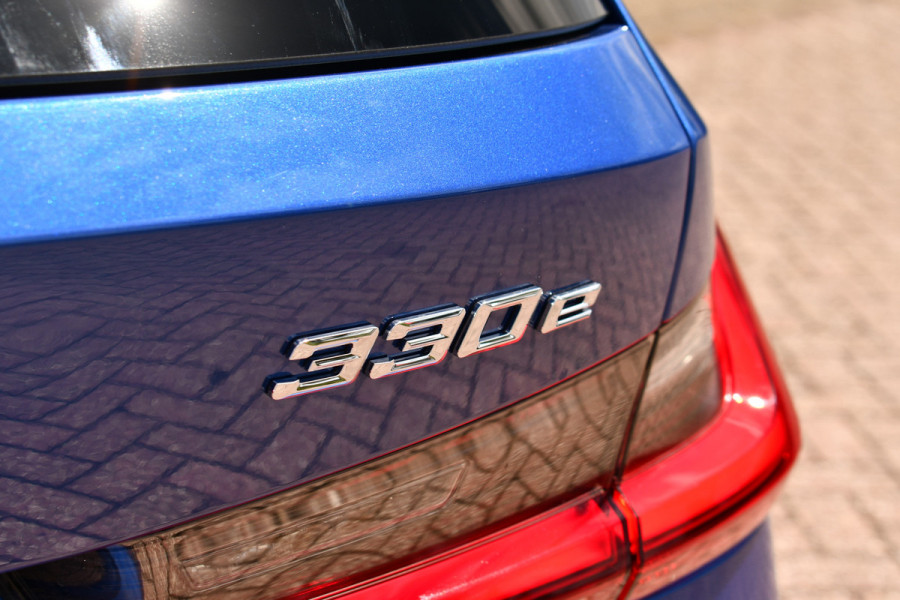 BMW 3 Serie Touring 330e xDrive M-Sport Pano Trekh El-zetels HUD Laser 19inch Adp-onderstel