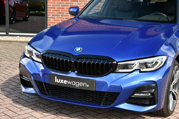 BMW 3 Serie Touring 330e xDrive M-Sport Pano Trekh El-zetels HUD Laser 19inch Adp-onderstel