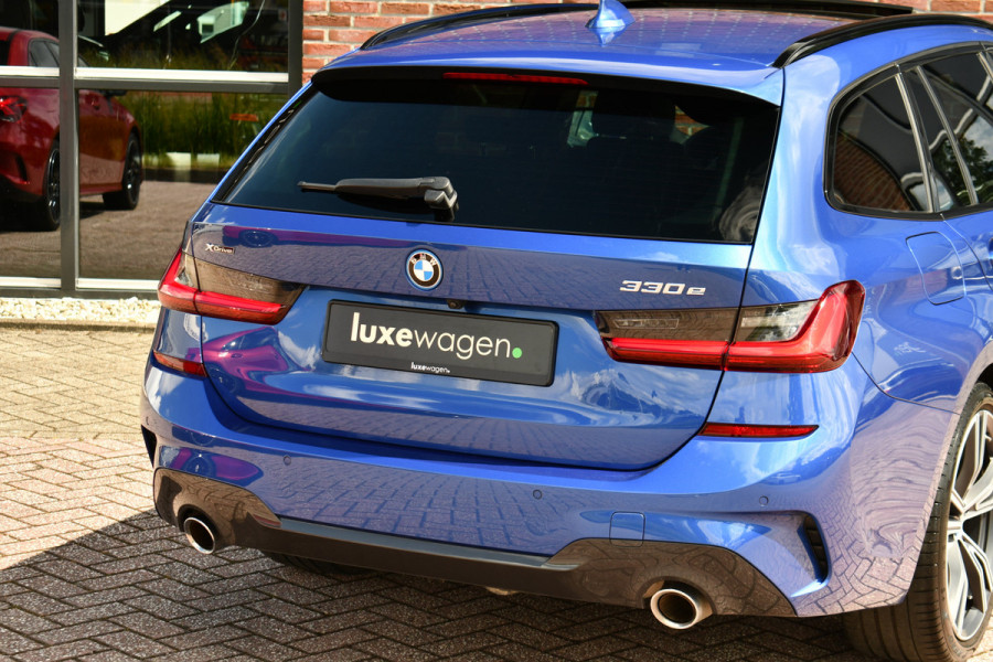 BMW 3 Serie Touring 330e xDrive M-Sport Pano Trekh El-zetels HUD Laser 19inch Adp-onderstel