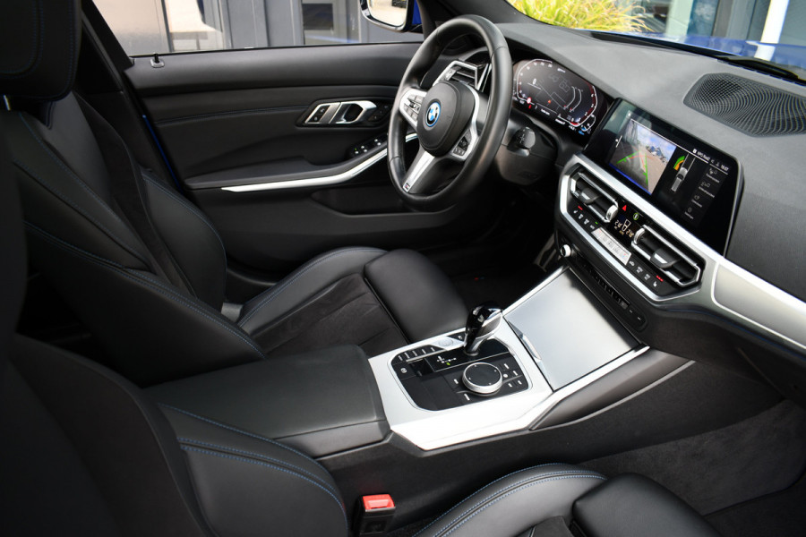 BMW 3 Serie Touring 330e xDrive M-Sport Pano Trekh El-zetels HUD Laser 19inch Adp-onderstel