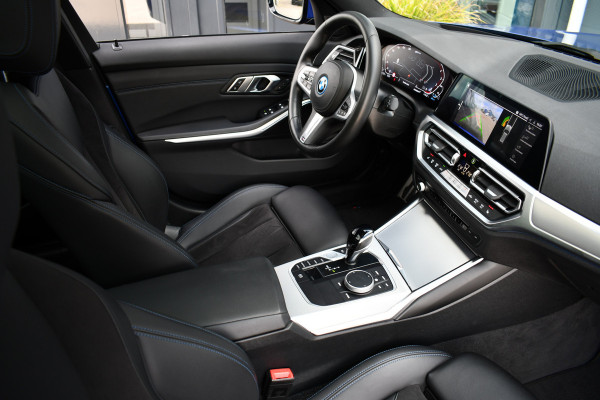 BMW 3 Serie Touring 330e xDrive M-Sport Pano Trekh El-zetels HUD Laser 19inch Adp-onderstel