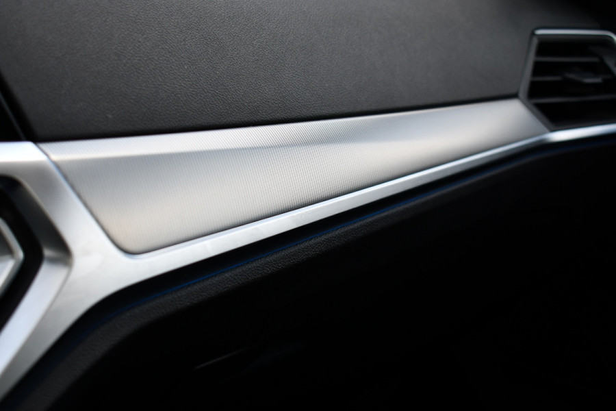 BMW 3 Serie Touring 330e xDrive M-Sport Pano Trekh El-zetels HUD Laser 19inch Adp-onderstel