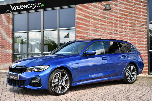 BMW 3 Serie Touring 330e xDrive M-Sport Pano Trekh El-zetels HUD Laser 19inch Adp-onderstel