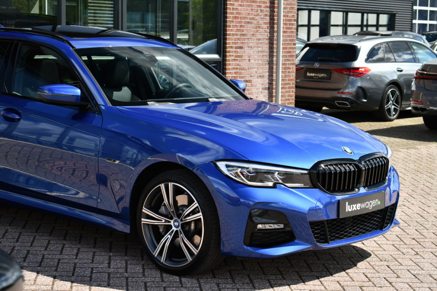 BMW 3 Serie Touring 330e xDrive M-Sport Pano Trekh El-zetels HUD Laser 19inch Adp-onderstel