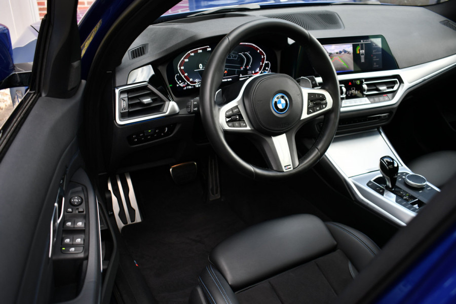 BMW 3 Serie Touring 330e xDrive M-Sport Pano Trekh El-zetels HUD Laser 19inch Adp-onderstel