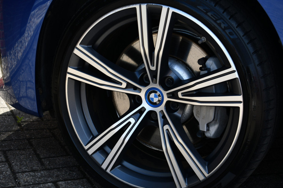 BMW 3 Serie Touring 330e xDrive M-Sport Pano Trekh El-zetels HUD Laser 19inch Adp-onderstel