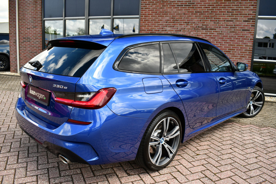 BMW 3 Serie Touring 330e xDrive M-Sport Pano Trekh El-zetels HUD Laser 19inch Adp-onderstel