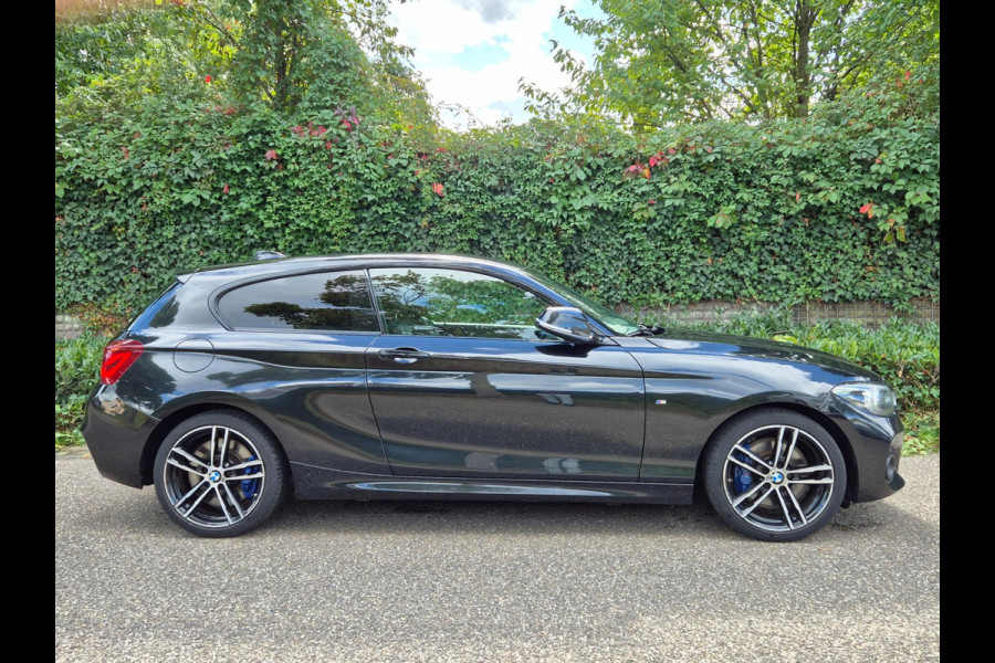 BMW 1-serie M Sport Edition H&K Apple CarPlay LM NAP Keyless Adaptieve LED 118i Edition Sport Line Shadow High Executive
