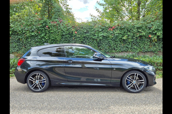 BMW 1-serie M Sport Edition H&K Apple CarPlay LM NAP Keyless Adaptieve LED 118i Edition Sport Line Shadow High Executive