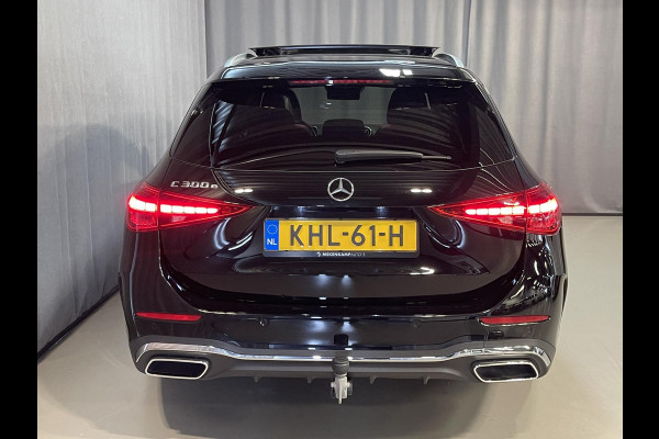 Mercedes-Benz C-Klasse Estate 300 e Star Edition AMG Line 18"/Panoramadak/Trekhaak/Stuur + stoelverwarming/Adaptieve cruise/Dodehoek/Sfeerverlichting premium/Elektrische klep/Apple Carplay & Android Auto
