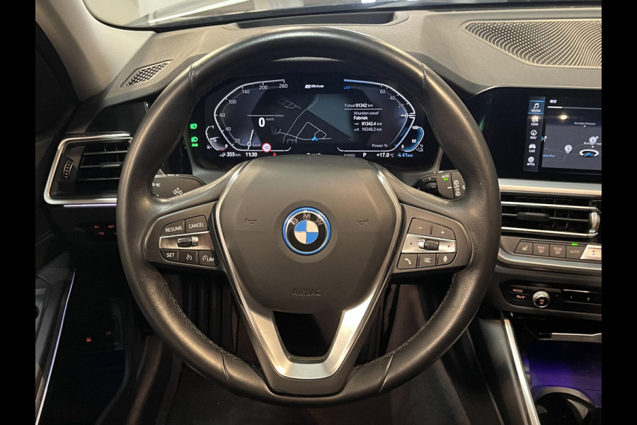 BMW 3 Serie Touring 330e xDrive Business Edition Plus 18"/Trekhaak/Laser LED/Head-up/Stoelverwarming/Elektrische klep/Keyless/Apple Carplay & Android Auto