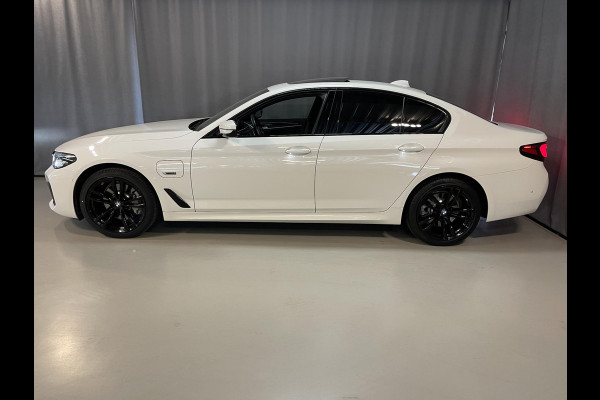 BMW 5 Serie 530e Business Edition Plus M Sport 19"/Schuif-kanteldak/Trekhaak/Camera/Stoelverwarming + memory/PDC v+a/LED