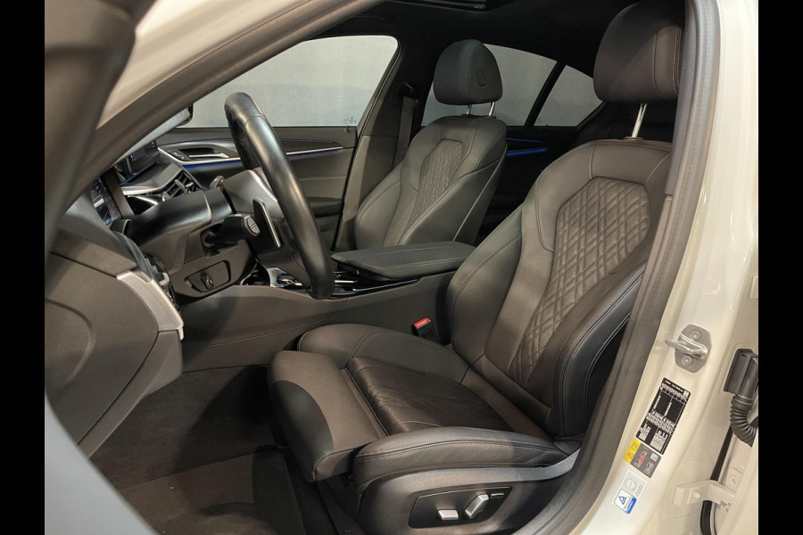 BMW 5 Serie 530e Business Edition Plus M Sport 19"/Schuif-kanteldak/Trekhaak/Camera/Stoelverwarming + memory/PDC v+a/LED