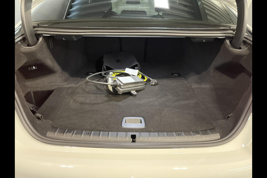 BMW 5 Serie 530e Business Edition Plus M Sport 19"/Schuif-kanteldak/Trekhaak/Camera/Stoelverwarming + memory/PDC v+a/LED