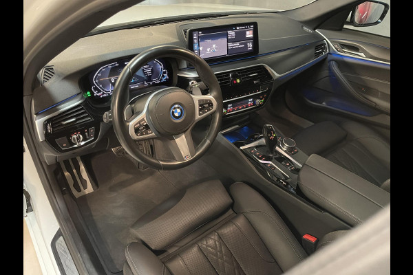 BMW 5 Serie 530e Business Edition Plus M Sport 19"/Schuif-kanteldak/Trekhaak/Camera/Stoelverwarming + memory/PDC v+a/LED